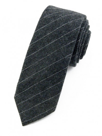 Cravate gris foncé à fines rayures