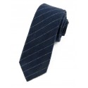 Cravate bleu marine à fines rayures