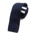 Cravate tricot bleu marine à rayures blanches